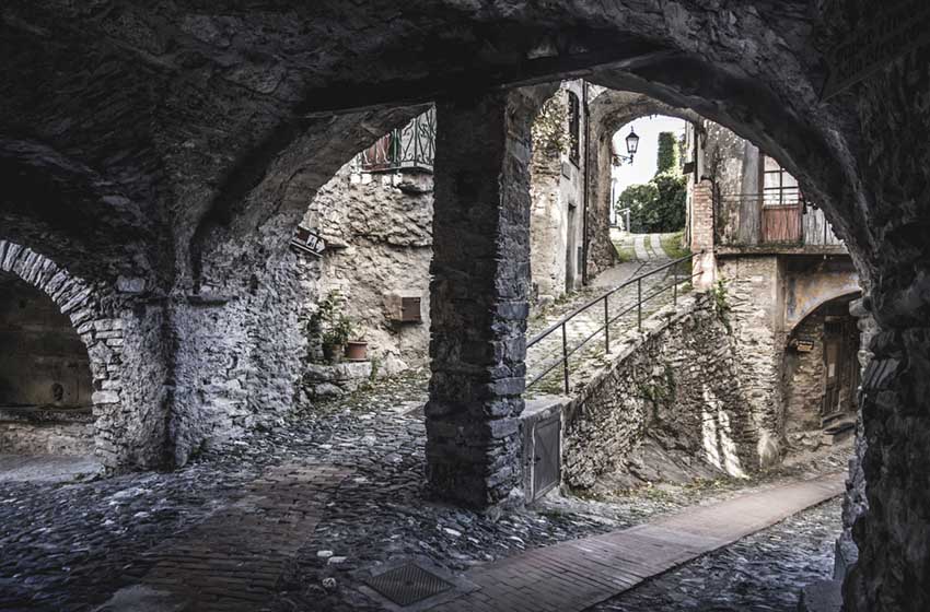 Liguria-Triora-arco del borgo antico