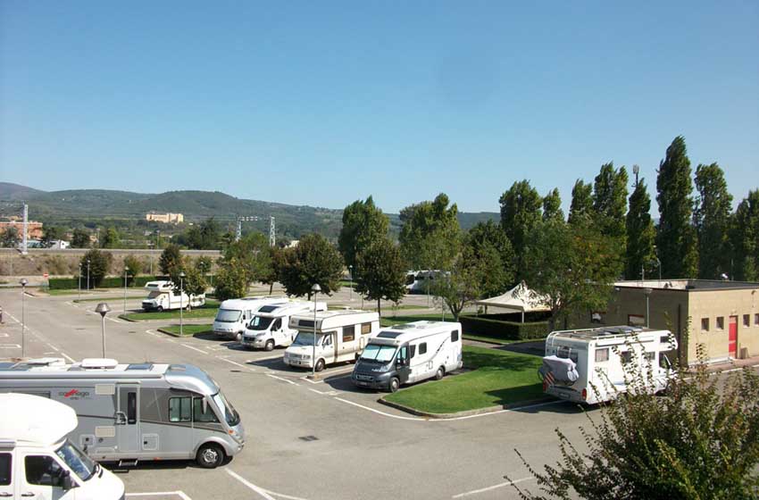 Umbria-Orvieto-area di sosta Renzo Battistelli-piazzole e camper