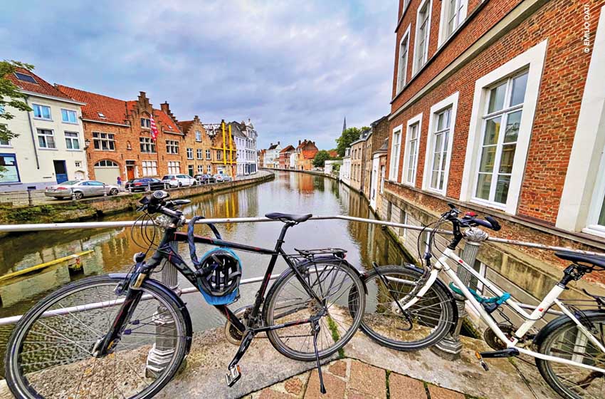 Bruges, in bici lungo i canali