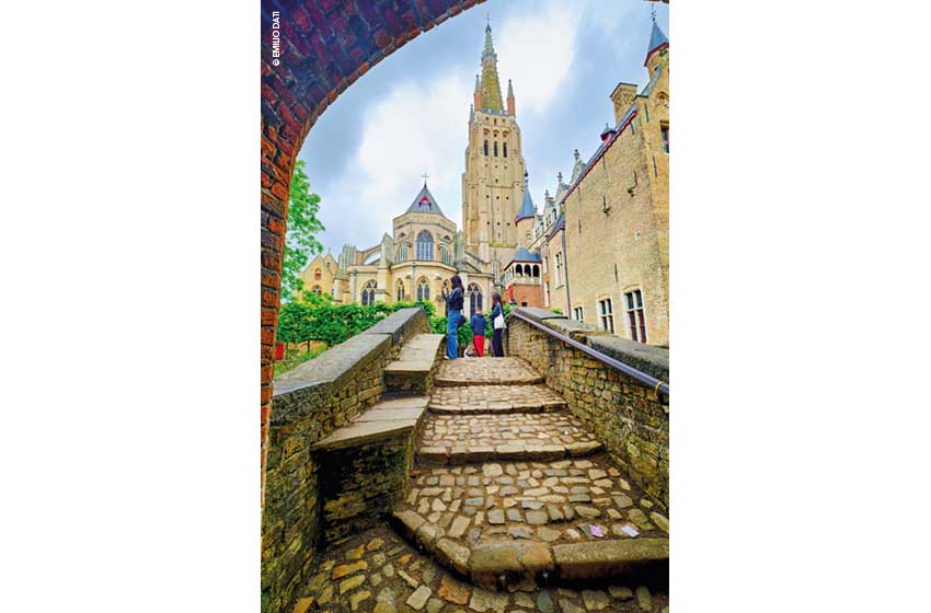 Bruges, il ponte Bonifacio e la chiesa di Nostra Signora