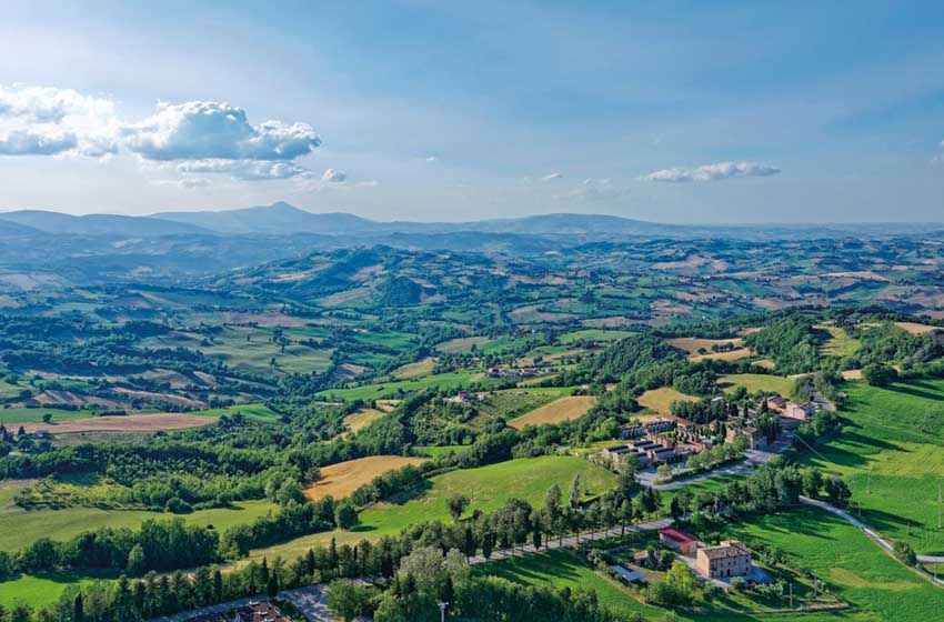 Marche-San Ginesio-panorama dall'alto sulle colline
