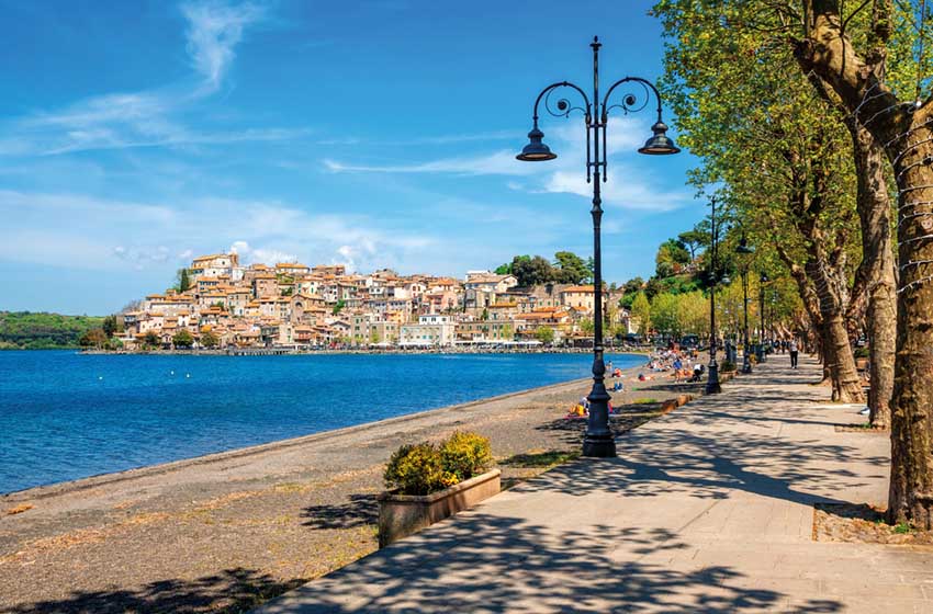 Una veduta di Anguillara Sabazia dal lungolago