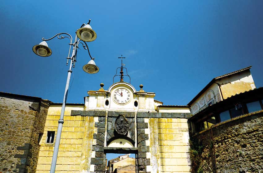 Anguillara, la Porta dell'Orologio