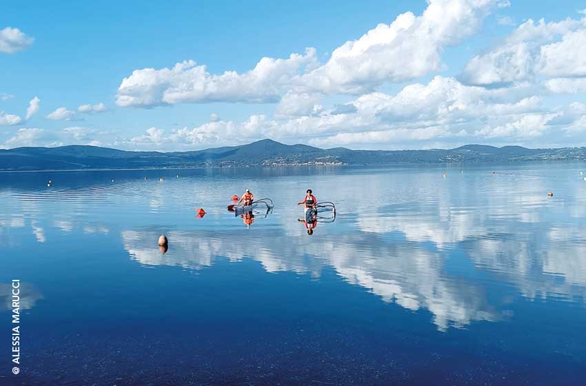 Canoe polinesiane sulle acque del Lago di Bracciano