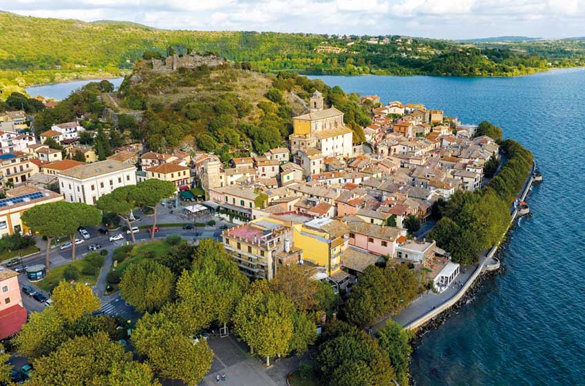Una veduta aerea di Trevignano Romano