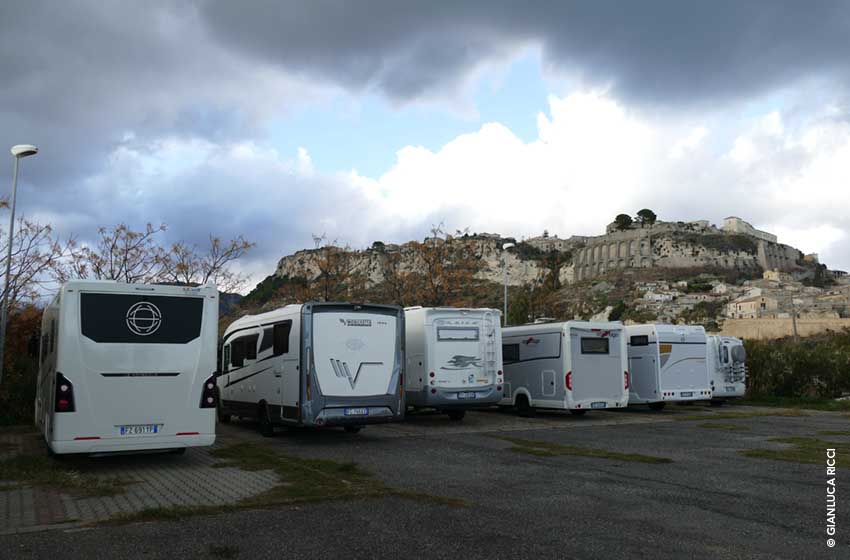 Camper in sosta a Gerace