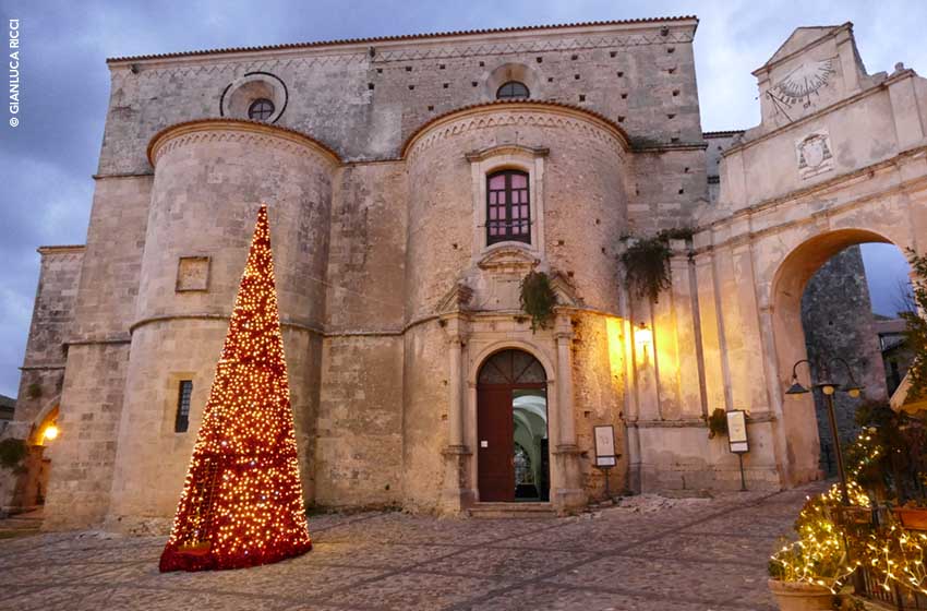 Gerace, uno scatto della basilica di Santa Maria Assunta durante le festività natalizie
