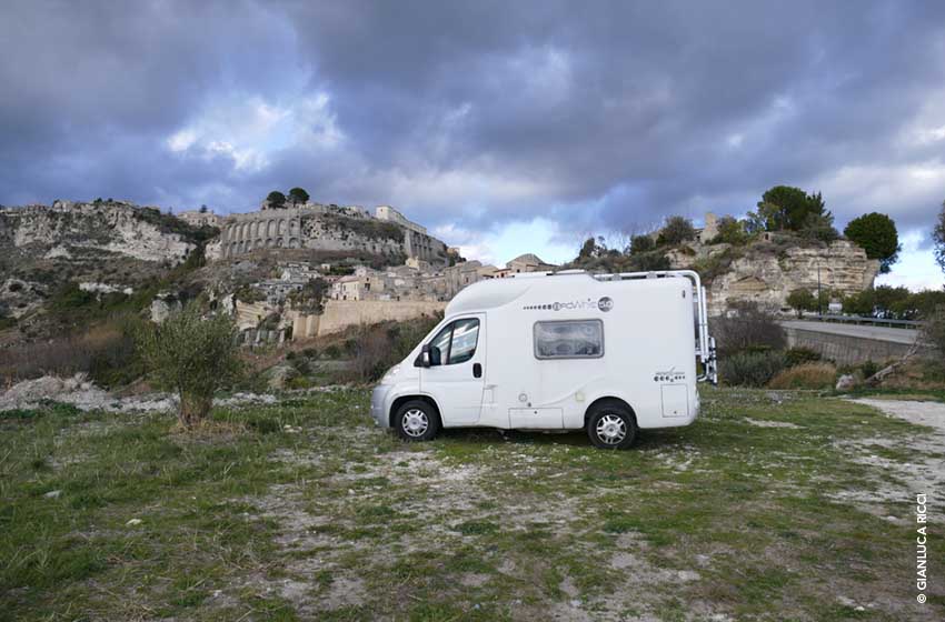 Gerace, in sosta nei pressi del borgo