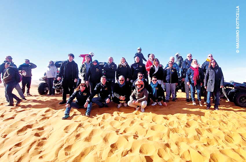 Marocco-Merzouga-caravanisti-foto di gruppo-Ph. Massimo Botticella
