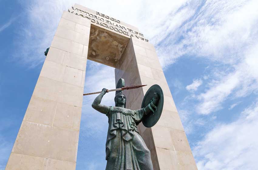 Il monumento a Vittorio Emanuele II, sul lungomare di Reggio Calabria