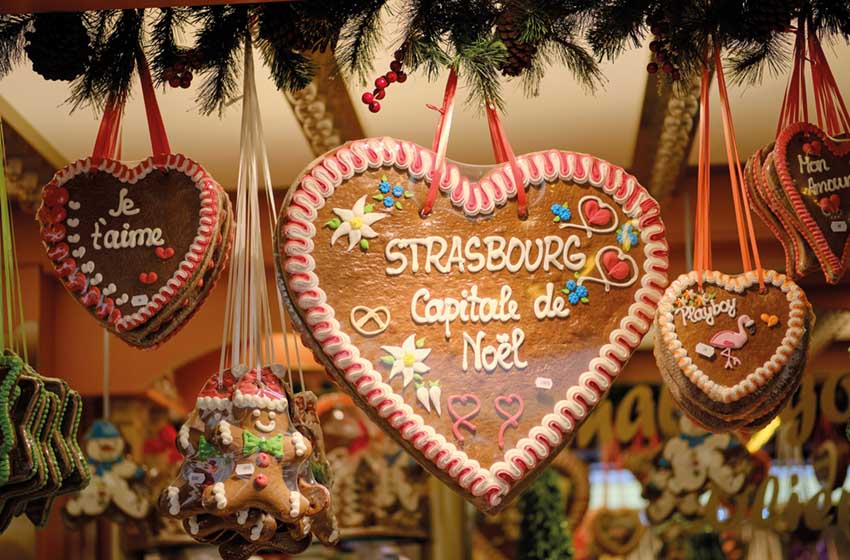 Decorazioni natalizie in un mercatino di Strasburgo