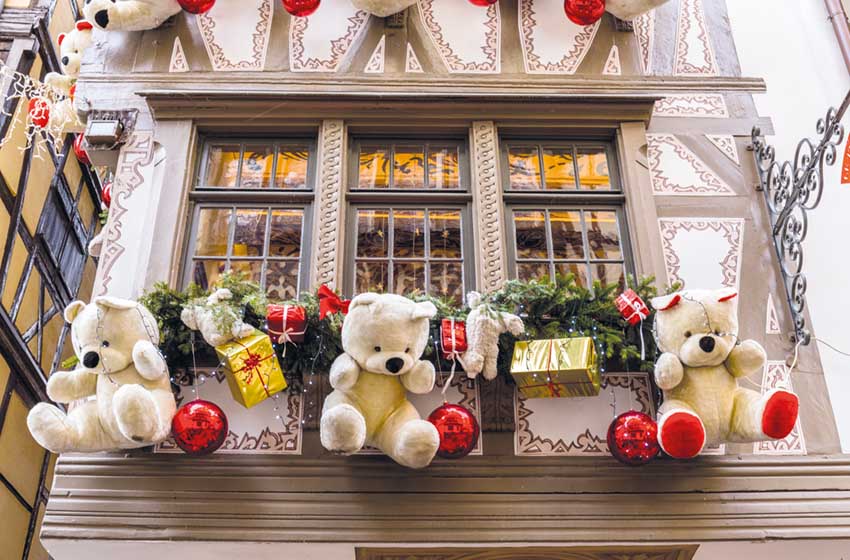 Strasburgo, decorazioni natalizie sulla facciata di un edificio del centro storico