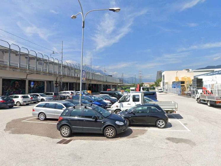 Bolzano-area camper Fiera-auto e furgoni in sosta