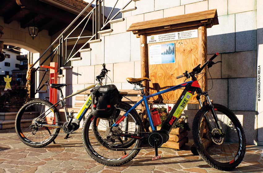 Bici a noleggio davanti alla Proloco di Sutrio, sede dell’albergo diffuso