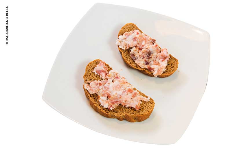 Pane di segale e varhackara. Antipasto del ristorante Da Otto, a Timau (UD)