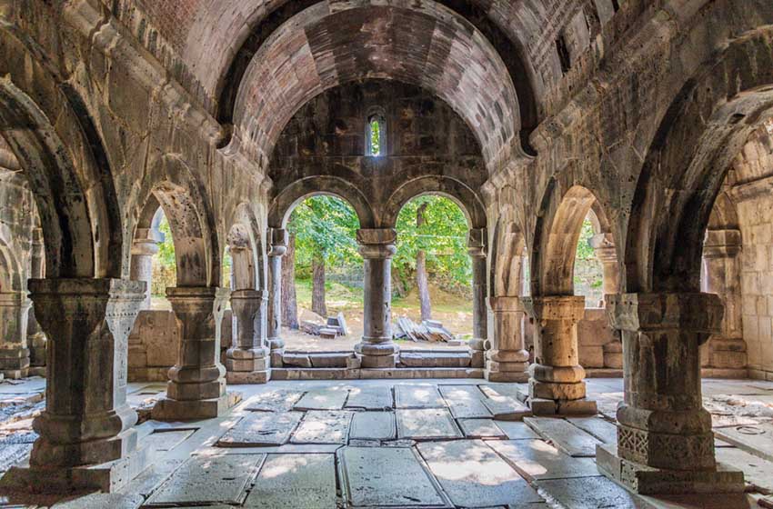 Armenia, un interno del monastero di Sanahin