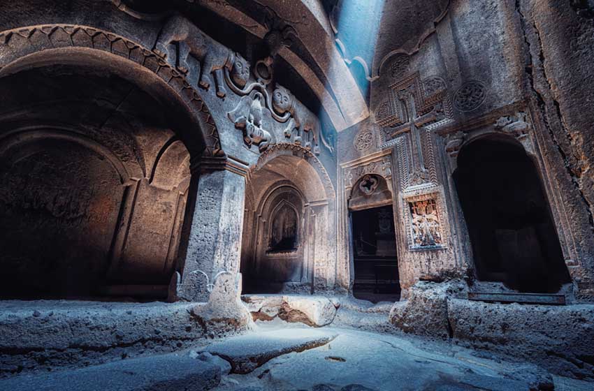 Armenia, un interno del monastero di Geghard