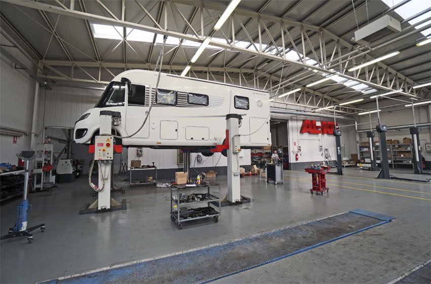 Motorhome Le Voyageur sul ponte in officina