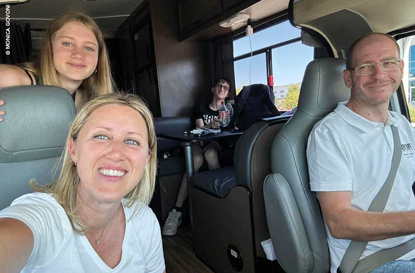 Stati Uniti, l'equipaggio di Monica Govoni su un camper del circuito Cruise America