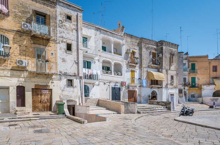 Puglia-Bari-uno scorcio della città vecchia-AdobeStock_158213383