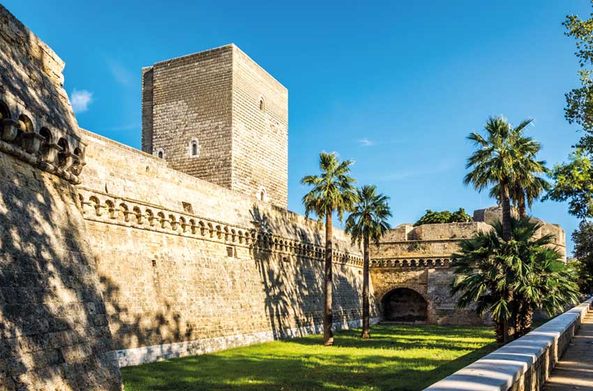 Puglia-Bari-Castello Svevo-AdobeStock_464629438