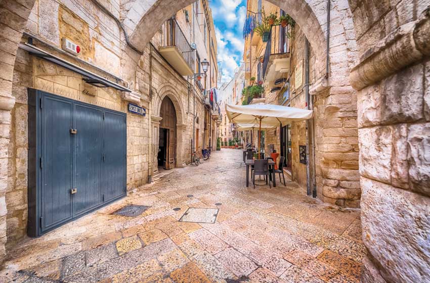 Puglia-Bari-Città vecchia-scorcio-AdobeStock_192531211