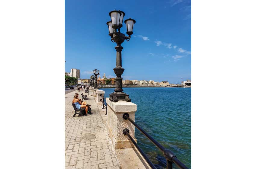 Puglia-Bari-Lungomare-AdobeStock_409173805