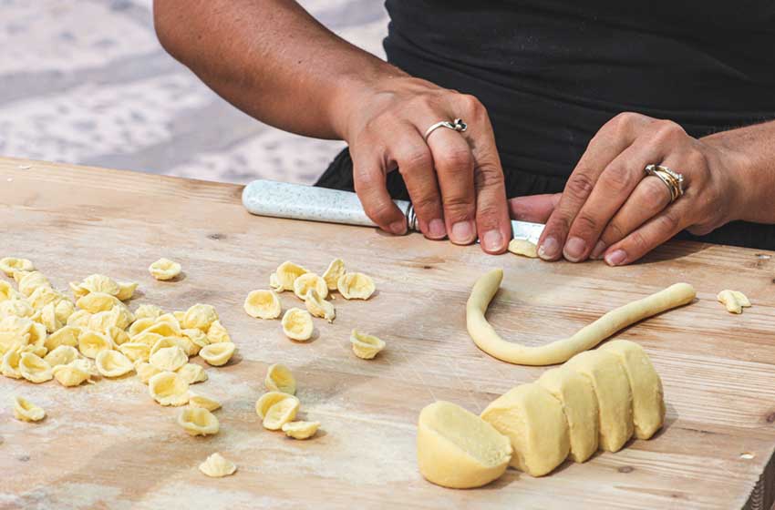 Puglia-Bari-Orecchiette-Preparazione-AdobeStock_453632241