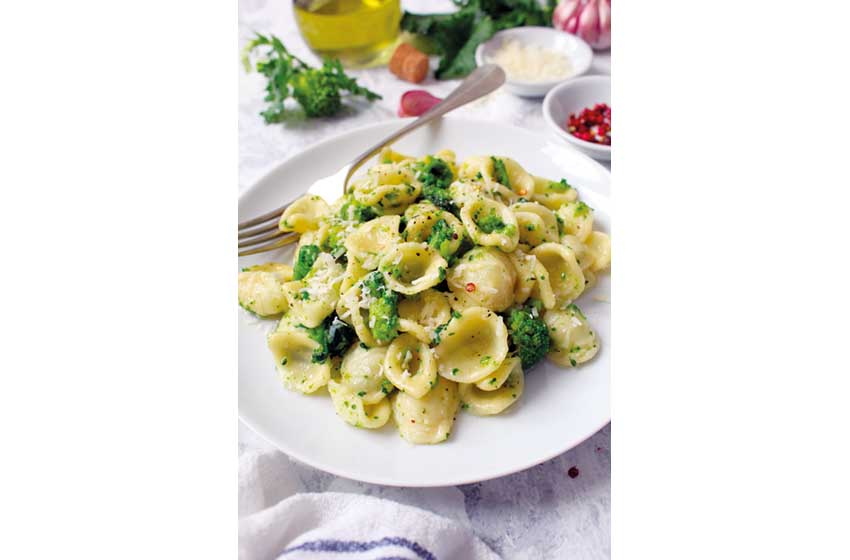 Puglia-Bari-Orecchiette con cime di rapa-AdobeStock_509819118