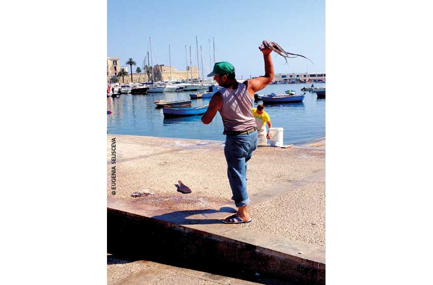 Puglia-Bari-Pescatore con polpo-Ph. Eugenia Selisceva