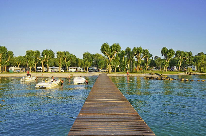Il pontile del San Francesco Camping Village, uno dei migliori campeggi sul Lago di Garda.