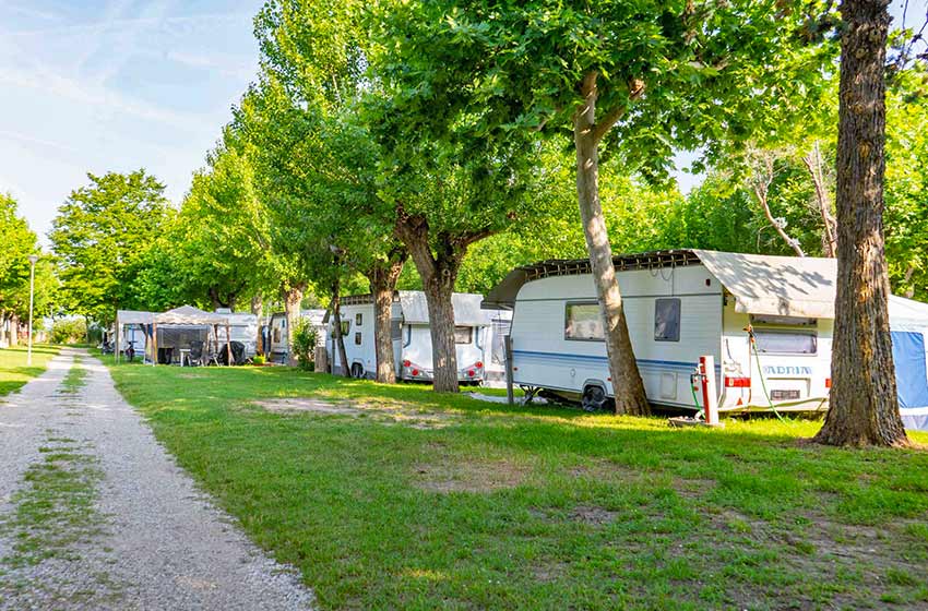Le piazzole del Baia Holiday Gasparina, uno dei migliori campeggi sul Lago di Garda.