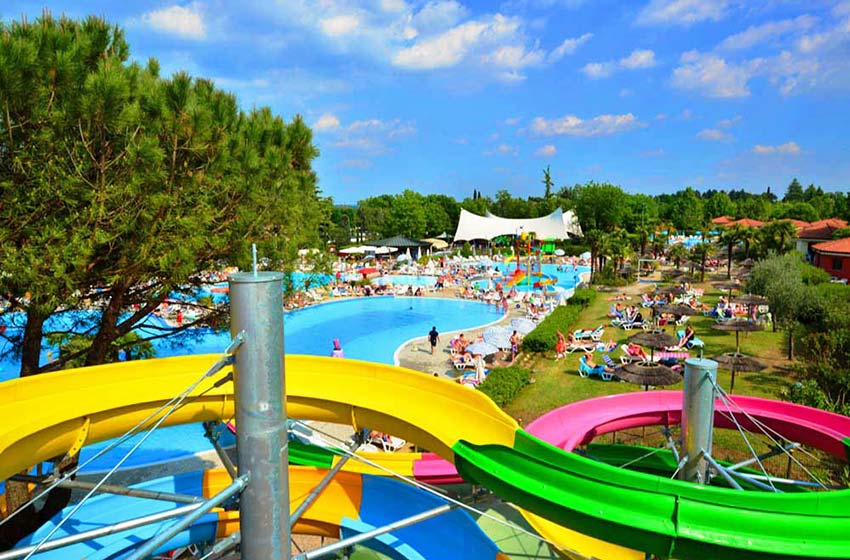 Le piscine del Camping Bella Italia, uno tra i campeggi sul Lago di Garda da non perdere.