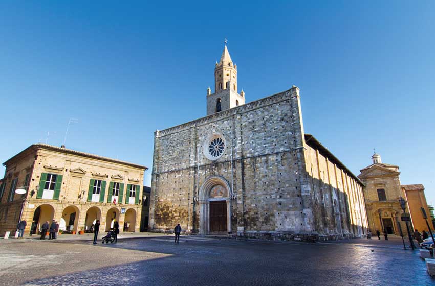 Abruzzo-Atri-Basilica Cattedrale di Santa Maria Assunta AdobeStock_78241103