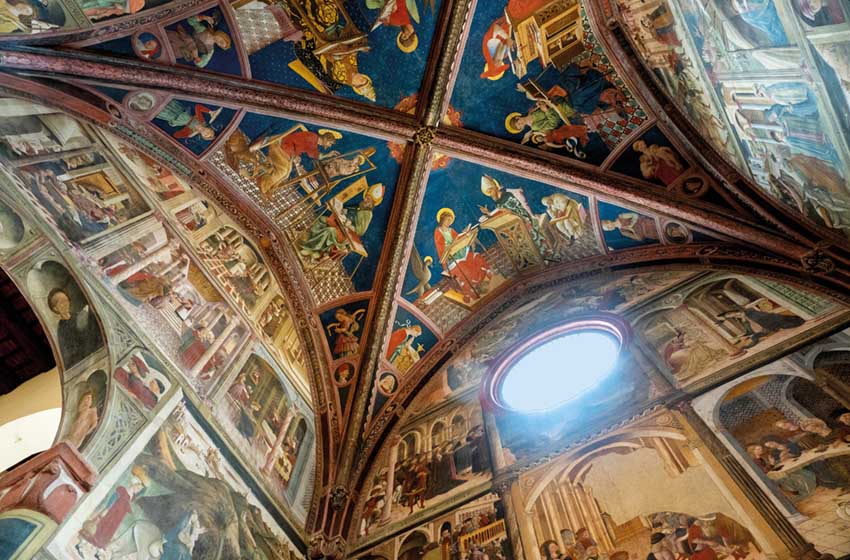 Abruzzo-Atri-cattedrale-affresco-AdobeStock_444930586