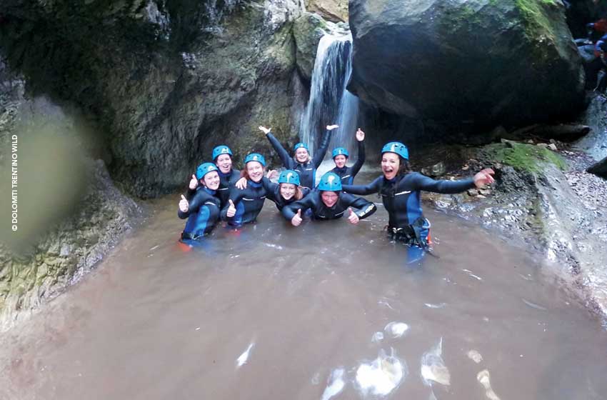 Una discesa di canyoning: è una delle attività proposte da Dolomiti Trentino Wild