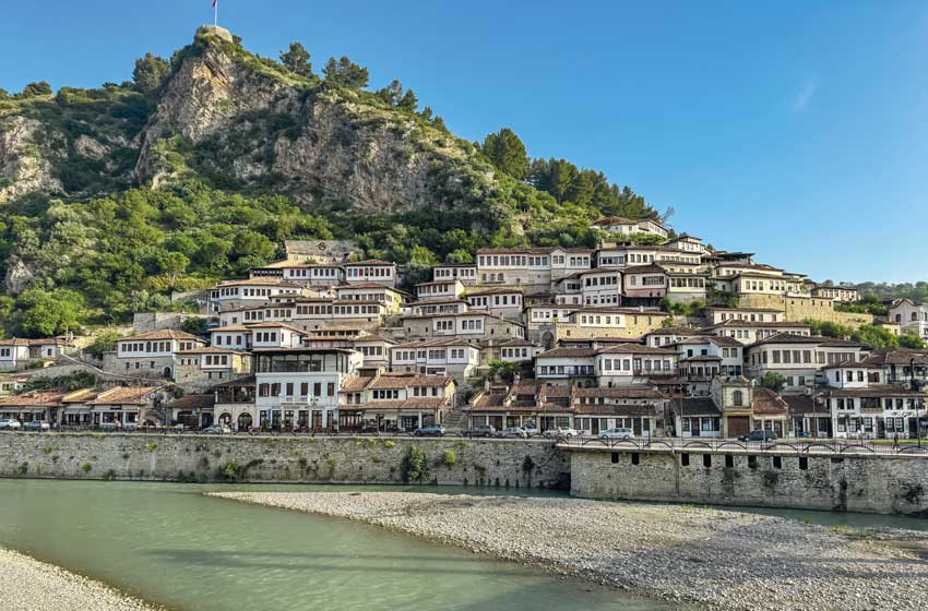 Albania-Vista panoramica dal ponte di Gorica sul fiume Osum_AdobeStock_1038036200