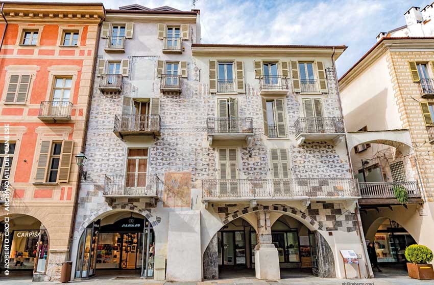 Cuneo, Via Roma, la facciata di Casa Miraglio Tua