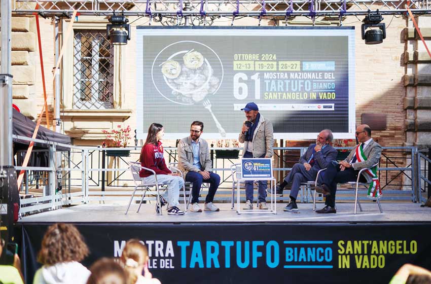 20250925-Marche-Sant_Angelo in Vado-I Talk in piazza Umberto I