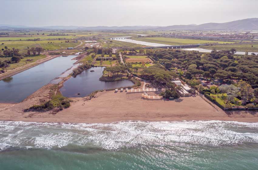 Orbetello, veduta aerea del Singita Beach e dell'area di sosta Nomad Argentario