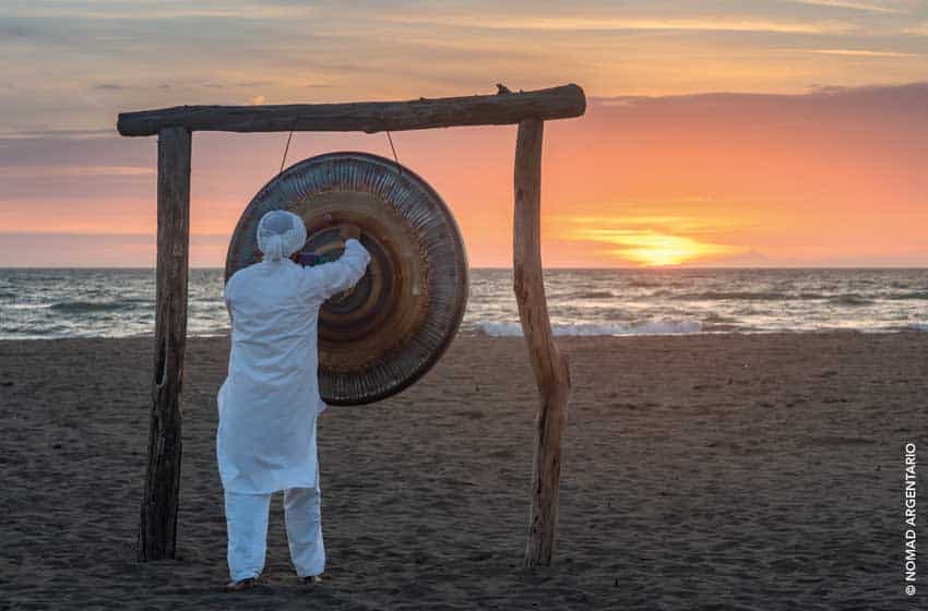 Orbetello, il gong sulla spiaggia del Singita Beach, vicino all'area di sosta Nomad Argentario