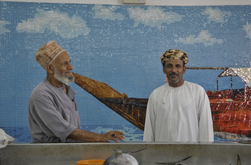 Oman-Muscat-mercato del pesce-venditori