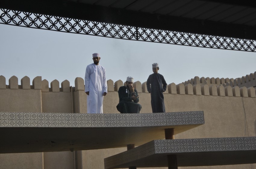 Oman-Nizwa-mercato del bestiame -spettatori omaniti