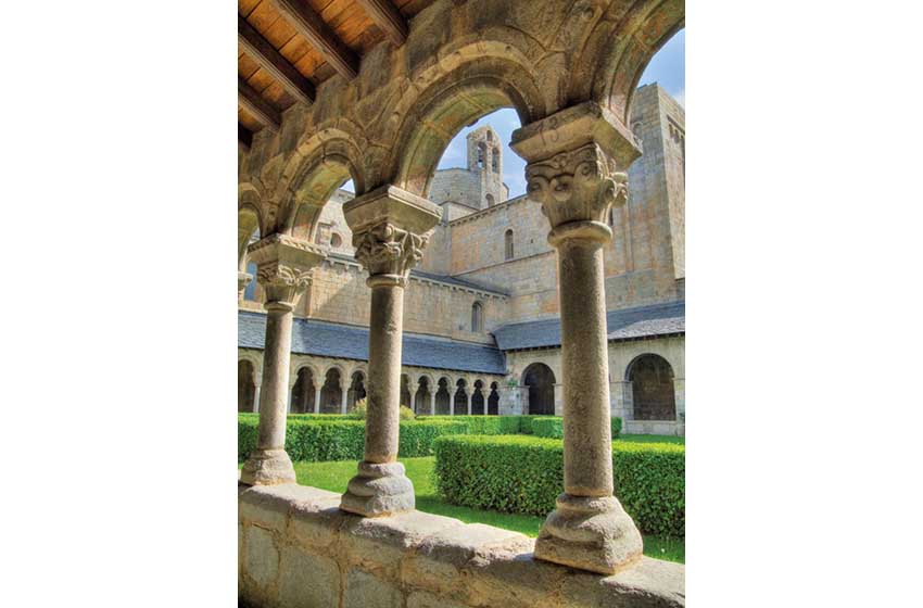 Spagna-Catalogna-Monastero di La Seu d_Urgell-Chiostro-AdobeStock_408272728