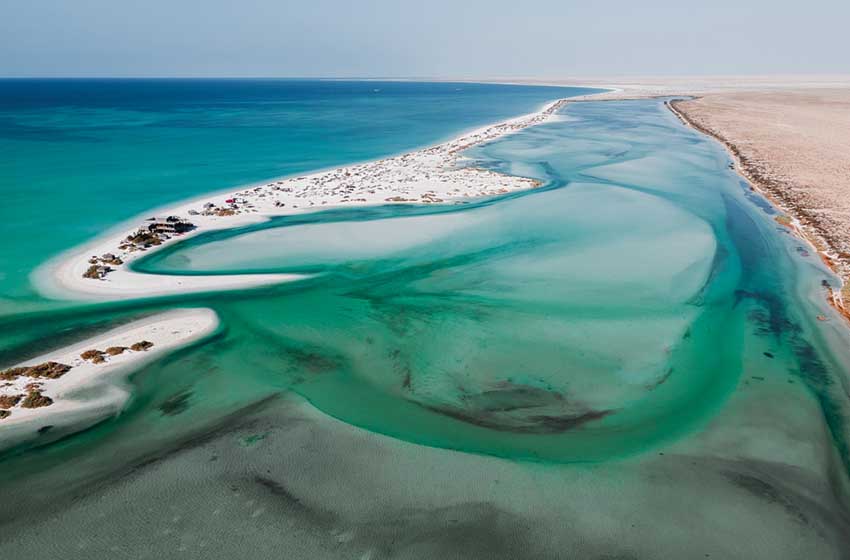 Oman-Bar Al Hikman-lingua di sabbia bianca sul mare-AdobeStock_680404648