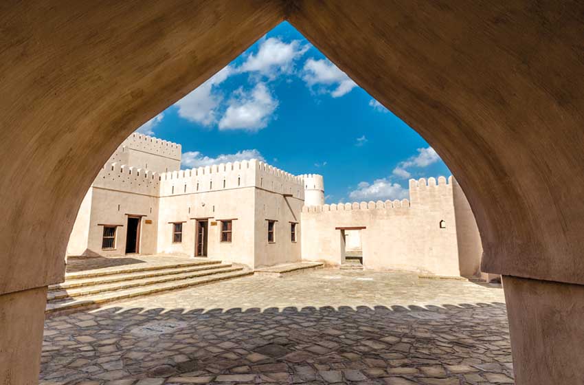 Oman-Jalan Bani Bu Hassan-fortezza-AdobeStock_91499630