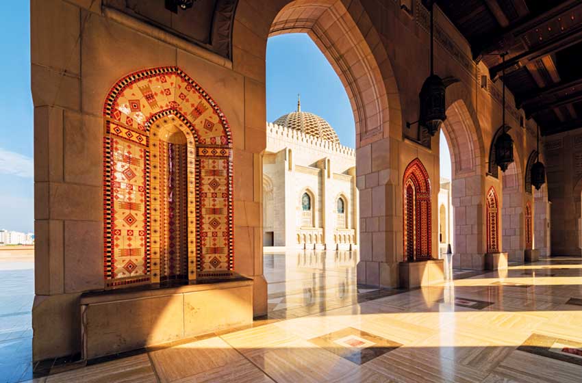 Oman-Muscat-Moschea-del-Sultano-Qaboos-AdobeStock_366373935
