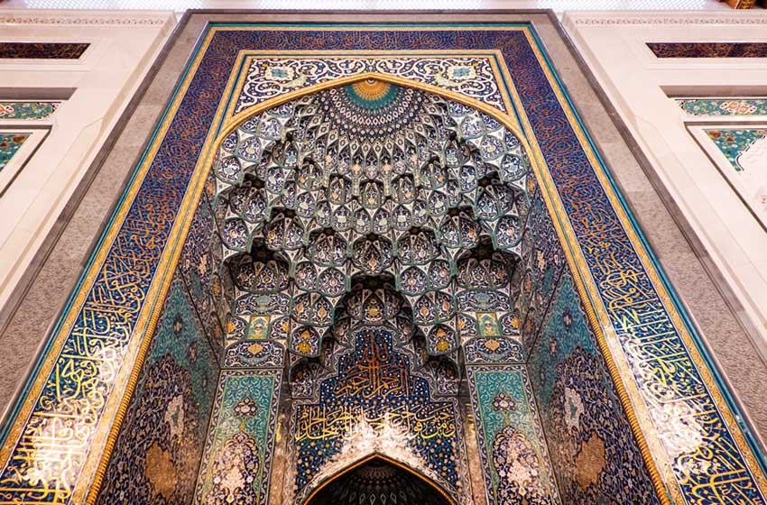 Oman-Muscat-Moschea del Sultano Qaboos-iwan-AdobeStock_491662675