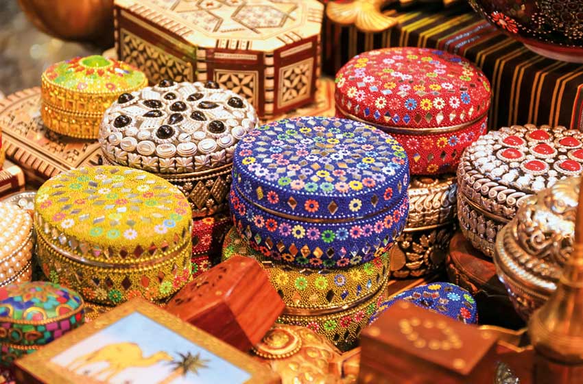 Oman-Muscat-Souq di Mutrah-oggetti artigianato-AdobeStock_338133656