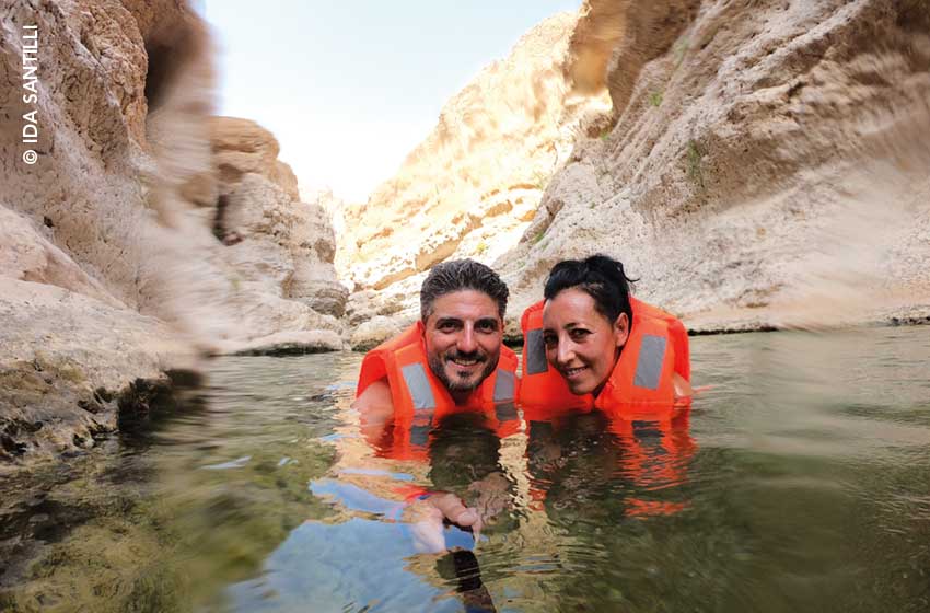 Oman-Wadi Shab-selfie in acqua con salvagente-Ph. Ida Santilli